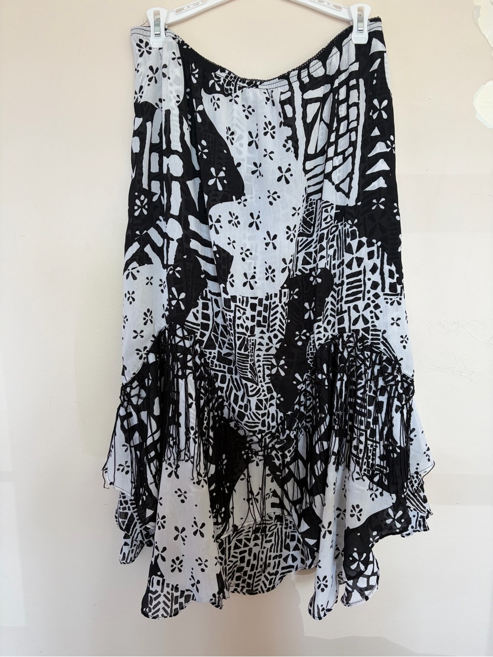Women’s Black and White Patterned Flared Skirt